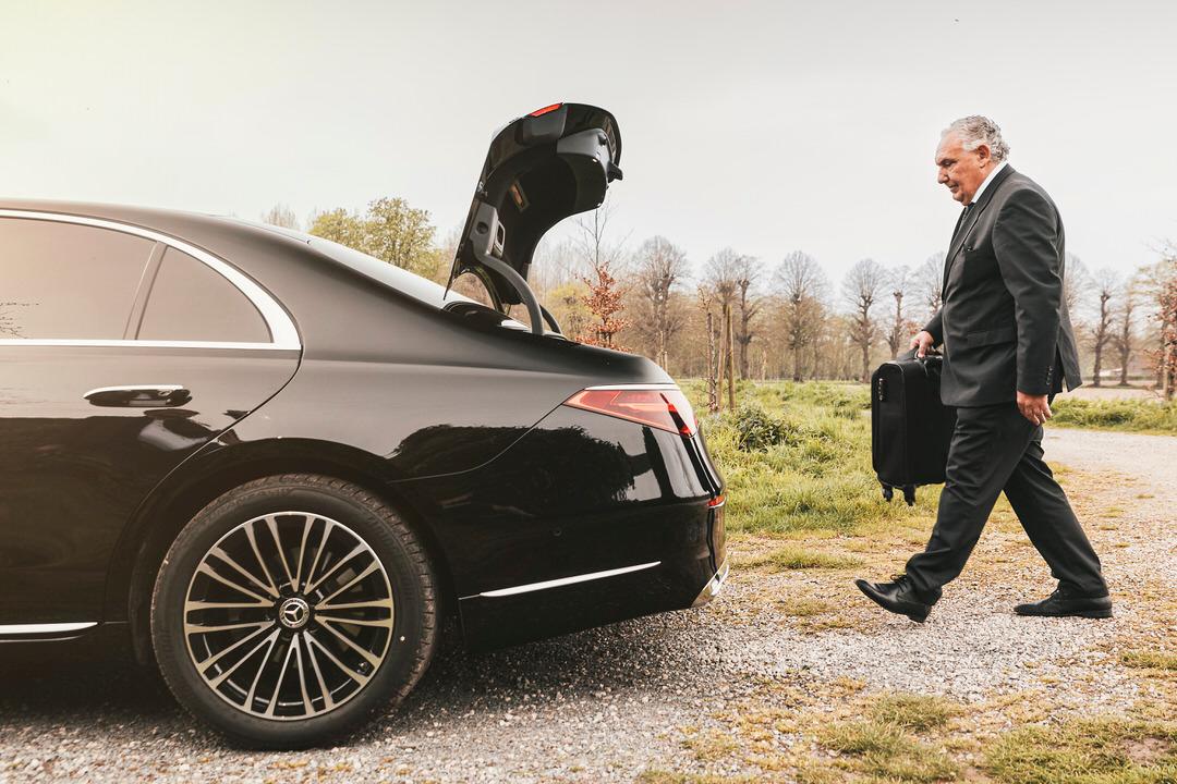 Le chauffeur charge les bagages