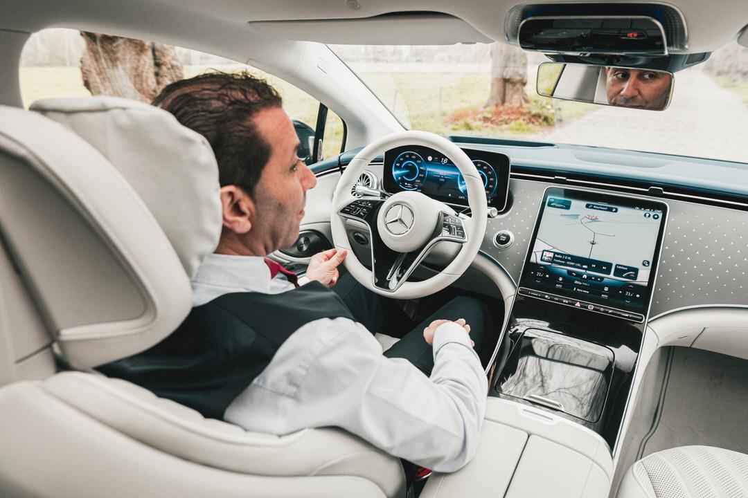 Le conducteur regarde dans le rétroviseur