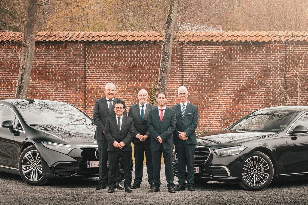 Chauffeurs présentés avec des voitures 